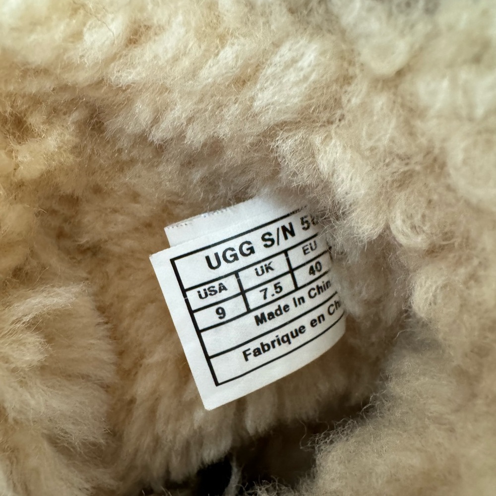 UGG Classic Women’s Boots - Picture 2 of 4